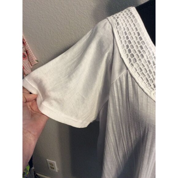 Plus size 1X Carolyn Taylor Short sleeve White Crochet Front Floral Top - Picture 3 of 5